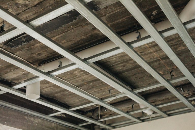 Deckenkonstruktion mit Metallprofilen und Holzpanelen, teilweise sichtbar.